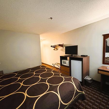 Super 8 By Wyndham Reedsburg Hotel Екстериор снимка