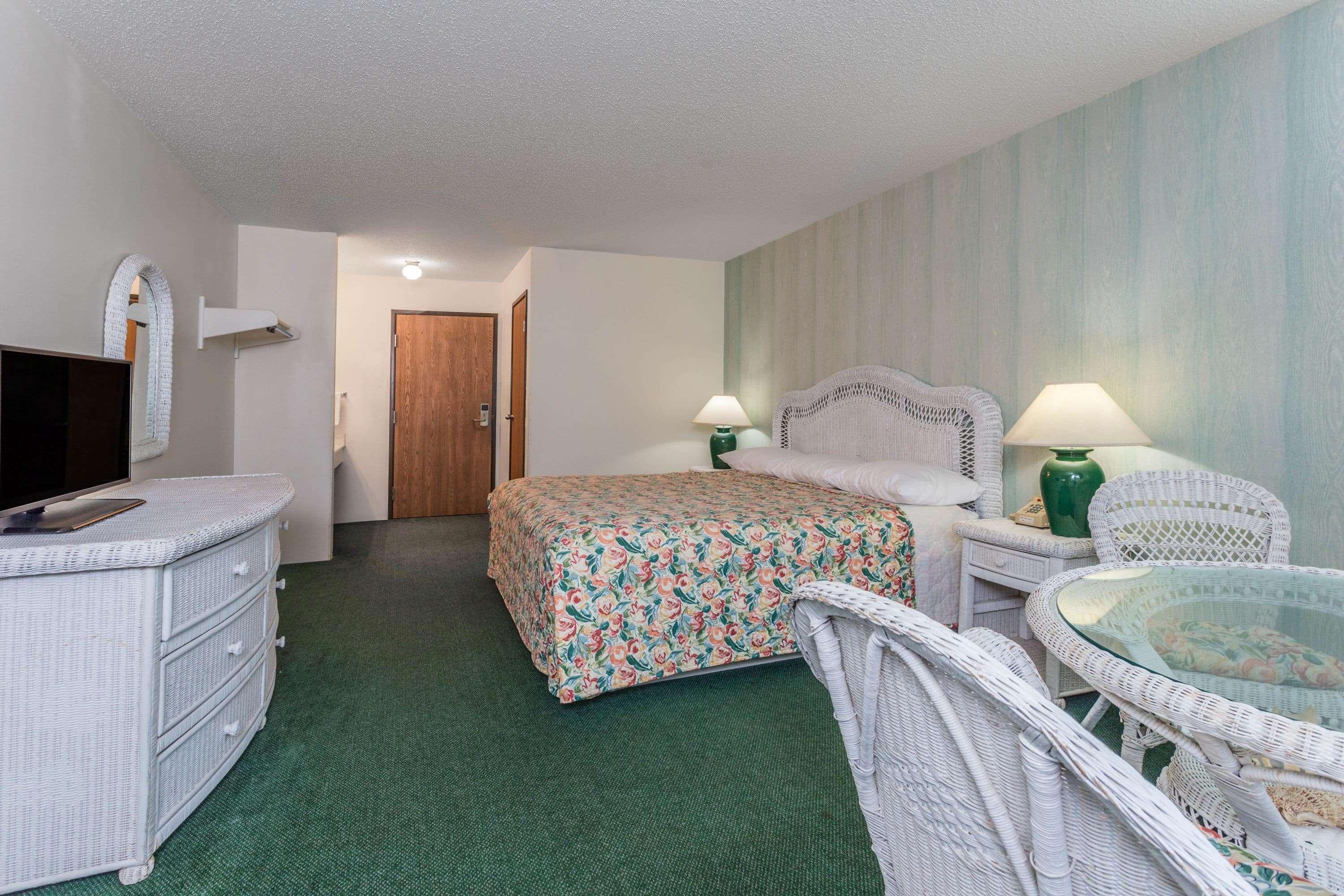 Super 8 By Wyndham Reedsburg Hotel Екстериор снимка