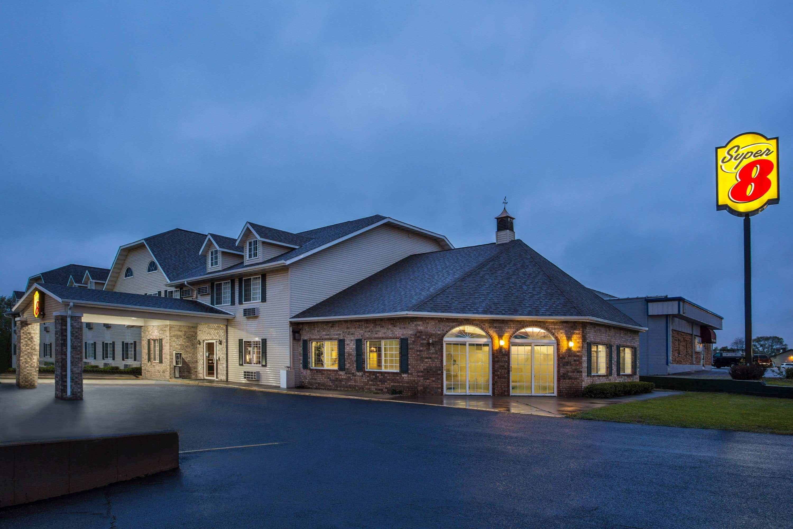 Super 8 By Wyndham Reedsburg Hotel Екстериор снимка