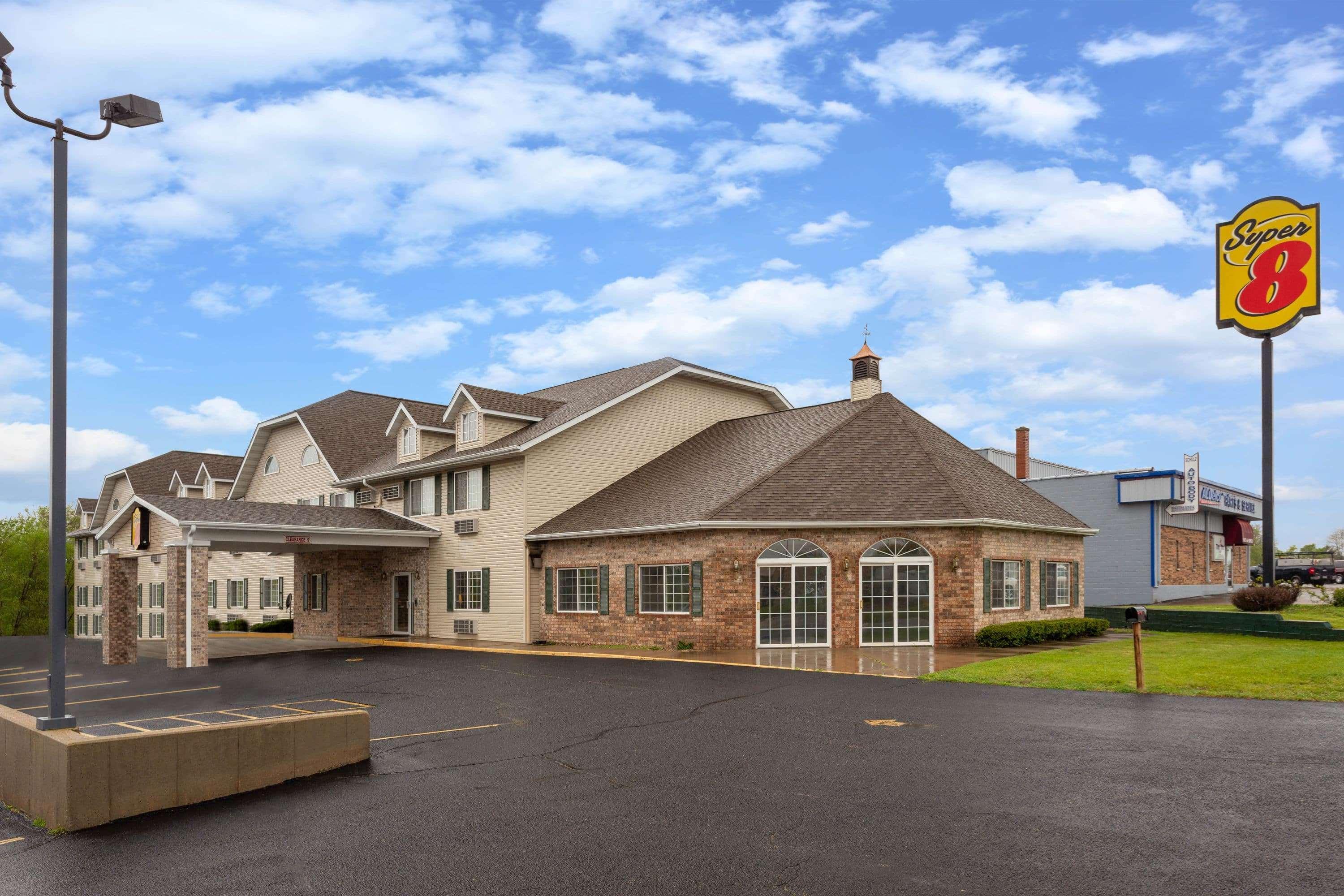 Super 8 By Wyndham Reedsburg Hotel Екстериор снимка
