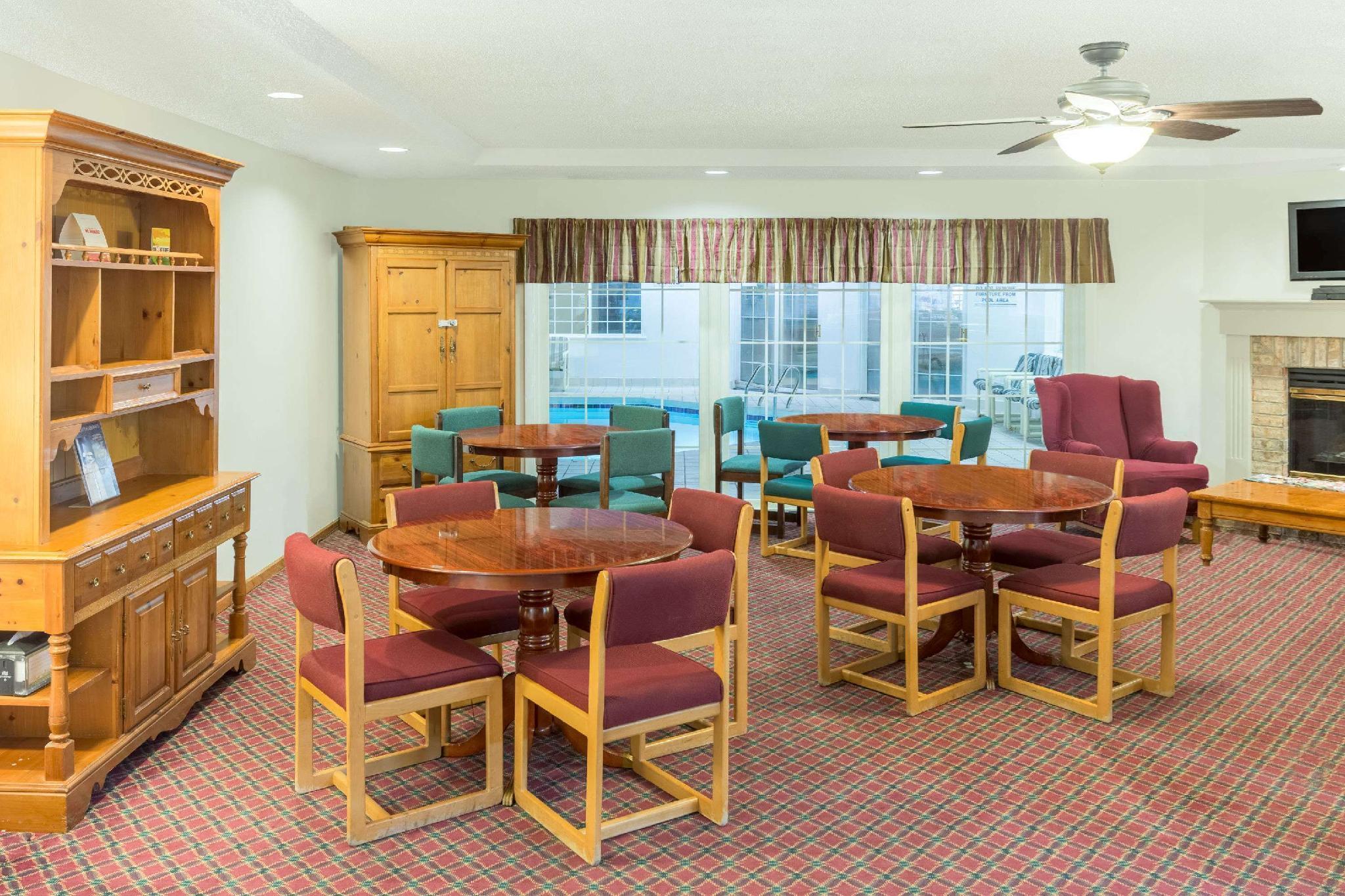 Super 8 By Wyndham Reedsburg Hotel Екстериор снимка