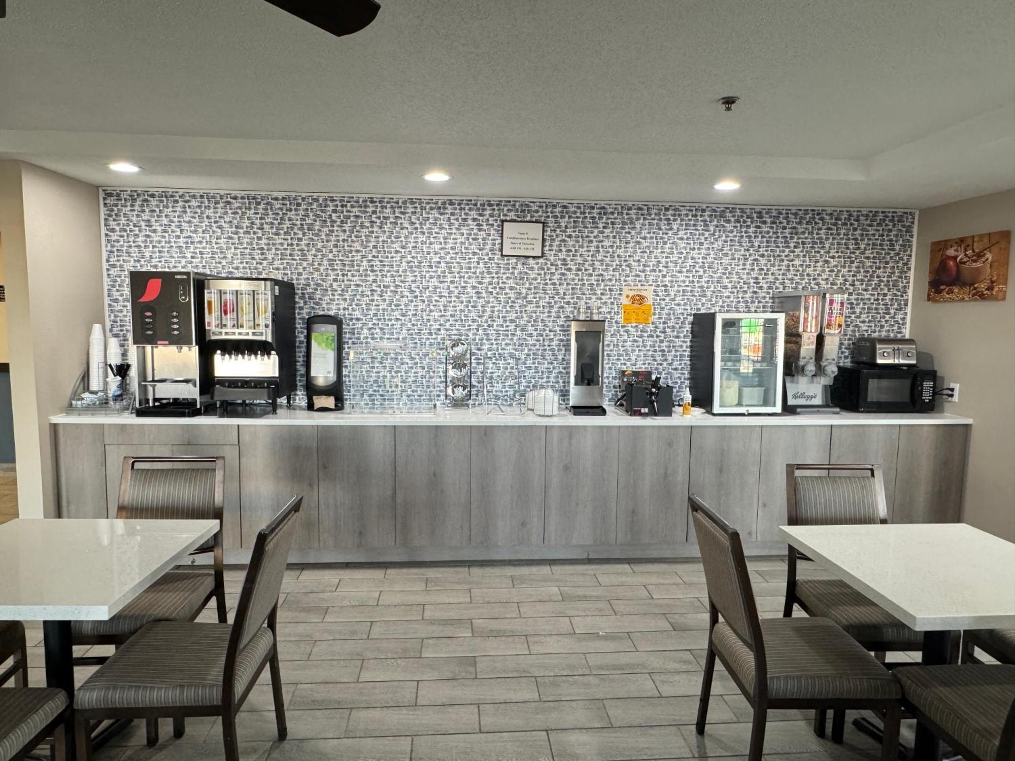 Super 8 By Wyndham Reedsburg Hotel Екстериор снимка