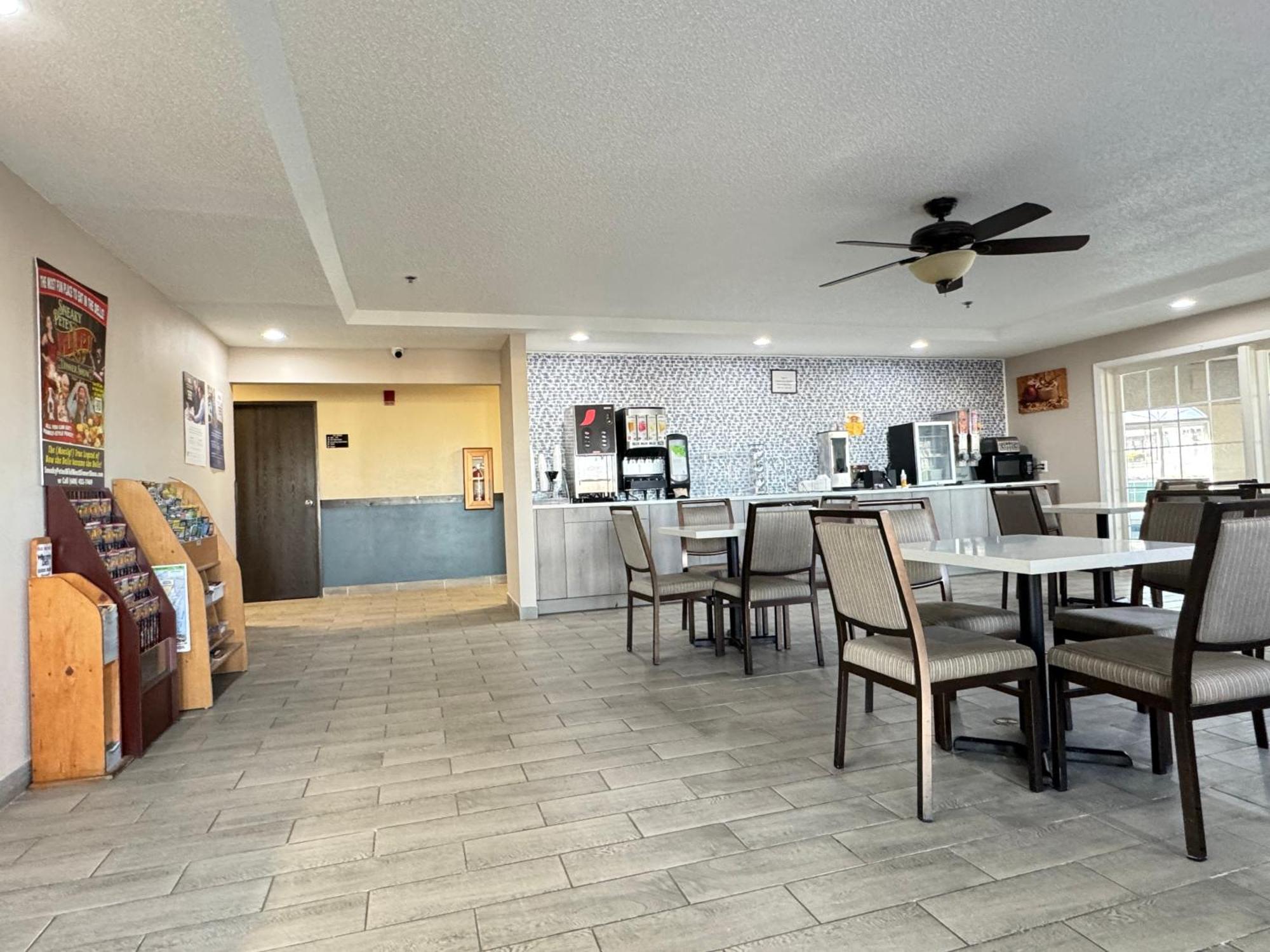 Super 8 By Wyndham Reedsburg Hotel Екстериор снимка