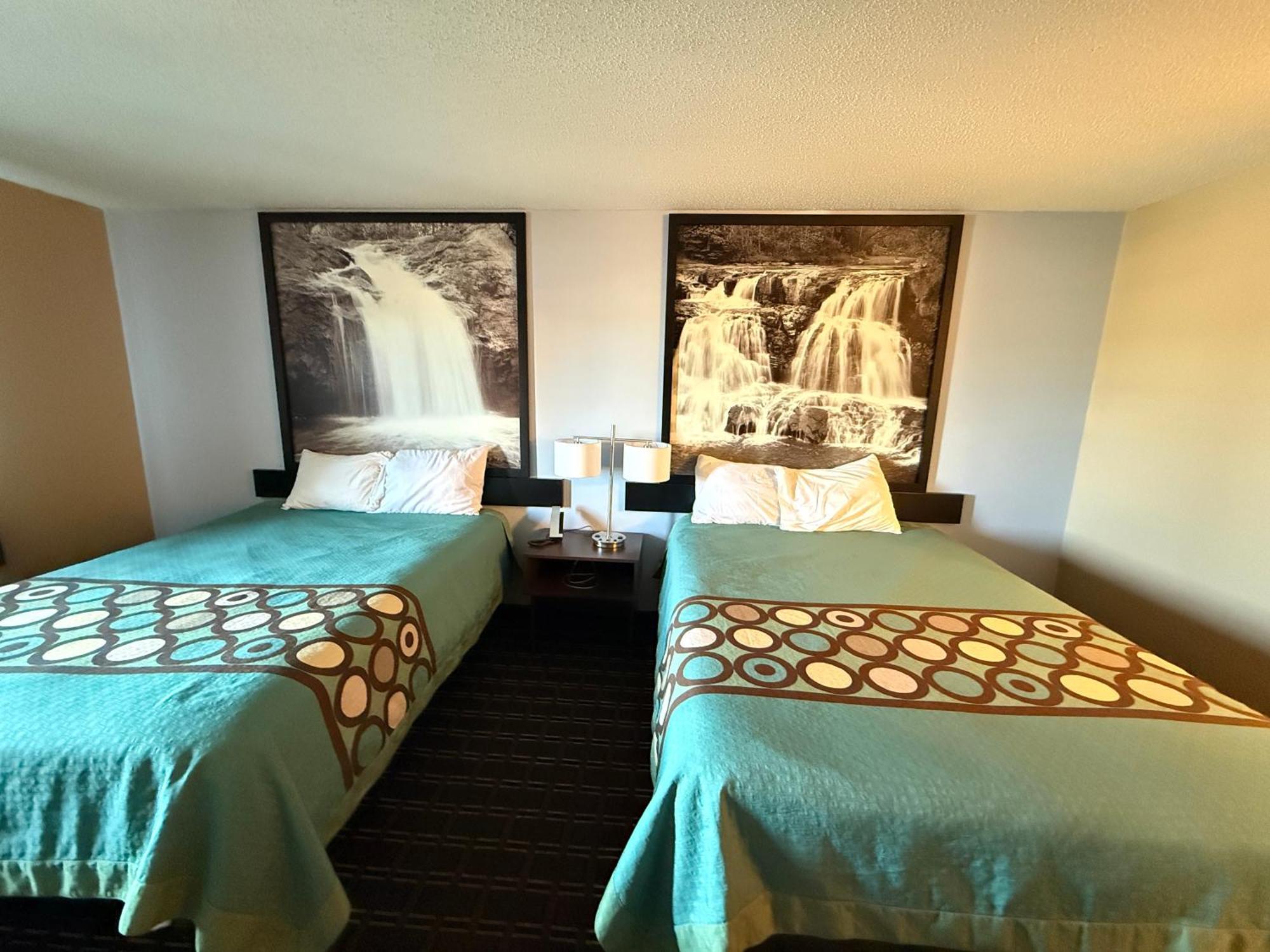Super 8 By Wyndham Reedsburg Hotel Екстериор снимка