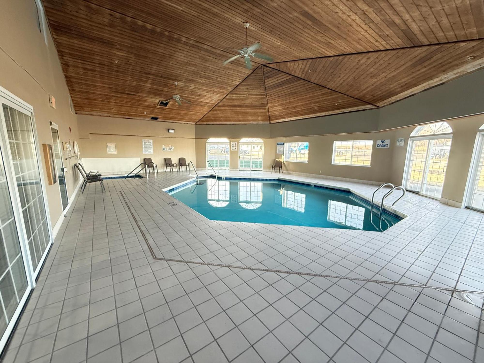 Super 8 By Wyndham Reedsburg Hotel Екстериор снимка
