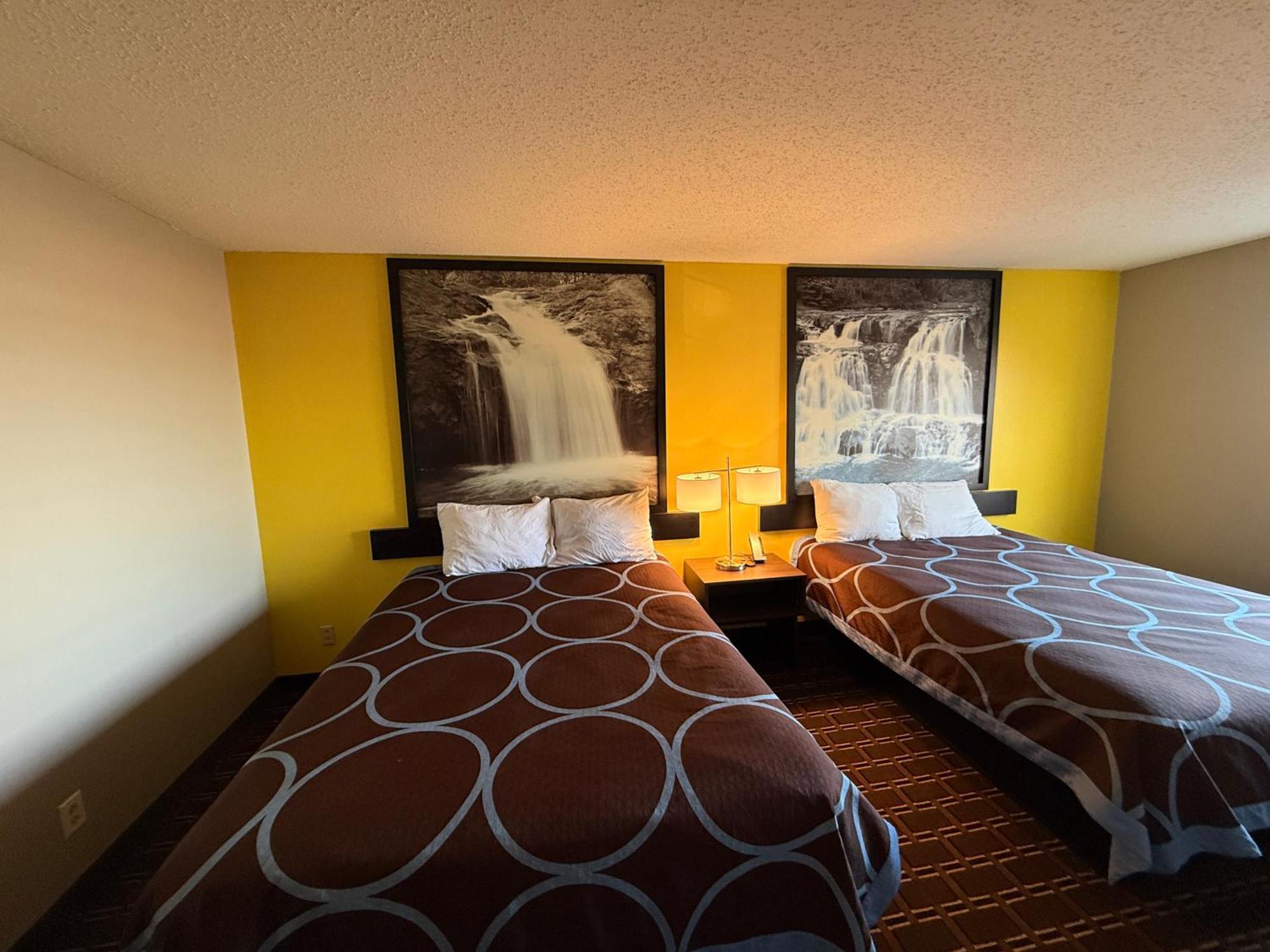 Super 8 By Wyndham Reedsburg Hotel Екстериор снимка