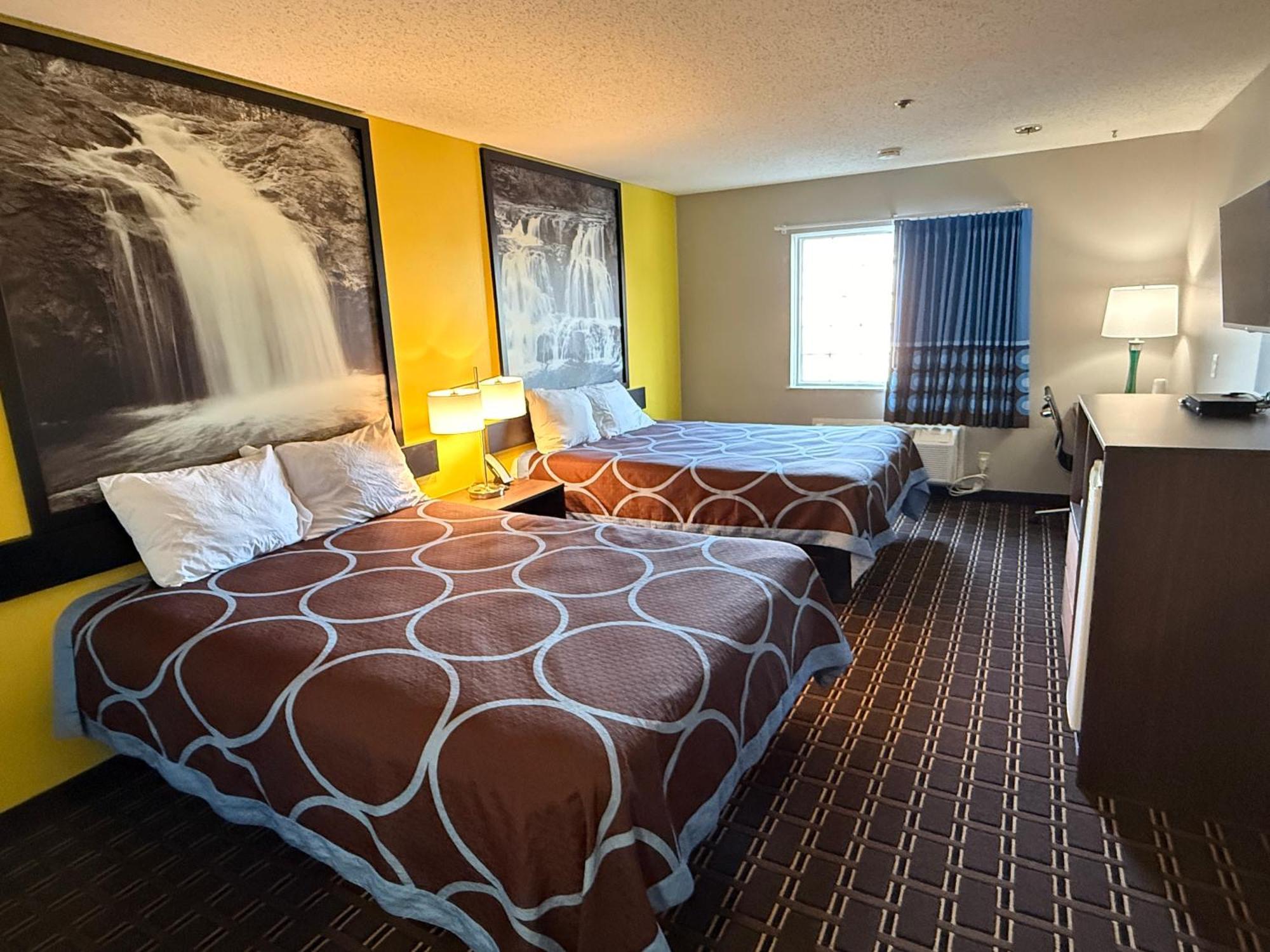 Super 8 By Wyndham Reedsburg Hotel Екстериор снимка