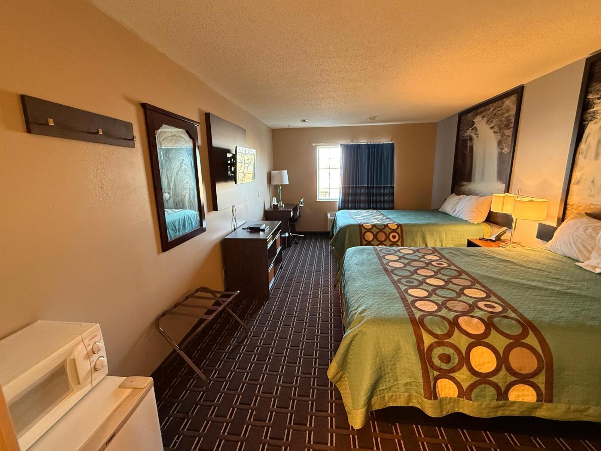 Super 8 By Wyndham Reedsburg Hotel Екстериор снимка